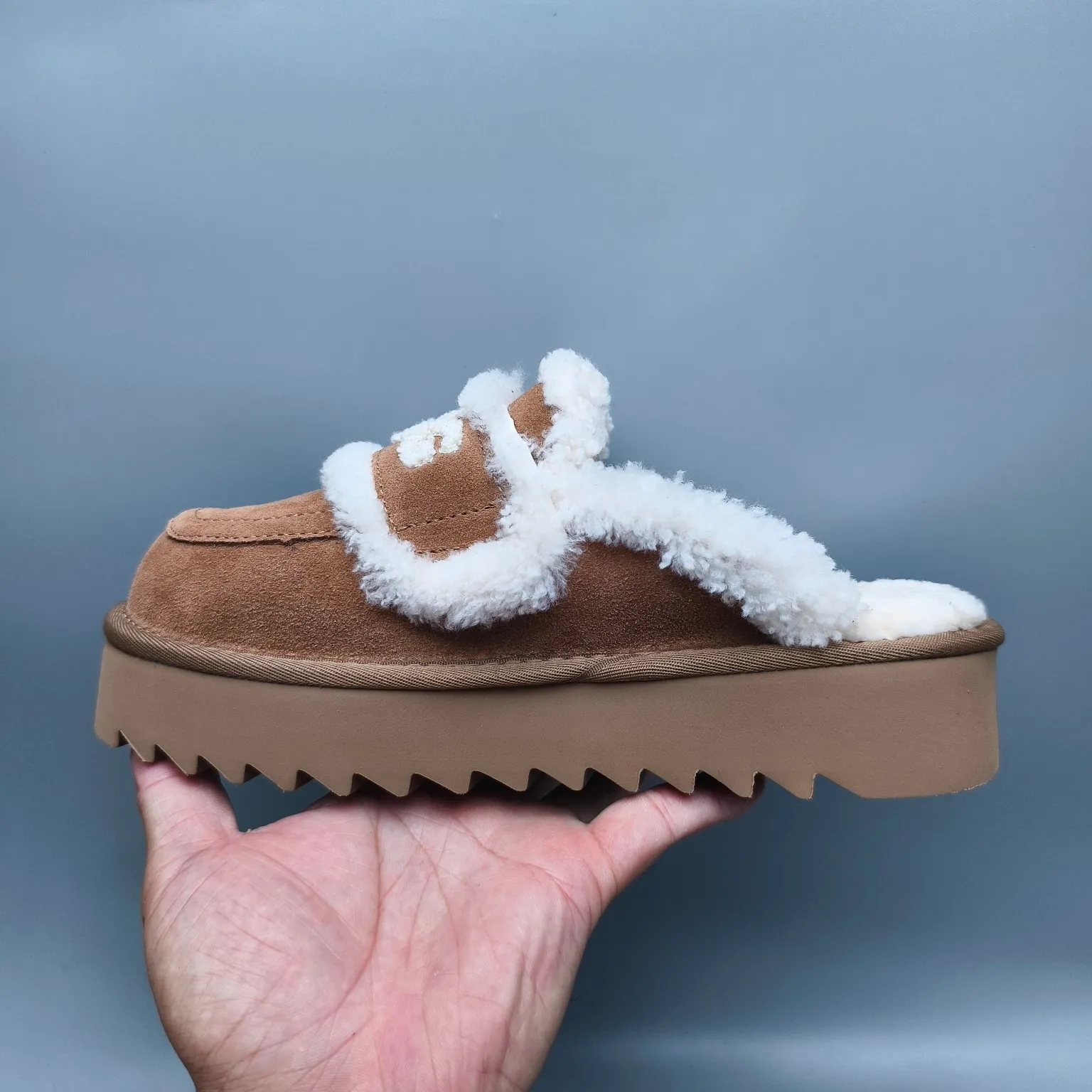 💰480 UGG sheepskin all-in-one snow boots 1208 Thick-soled curly fur casual fur flip flops with large logo Color: maroon sand antelope brown black chocolate Code number: 35-40 yards